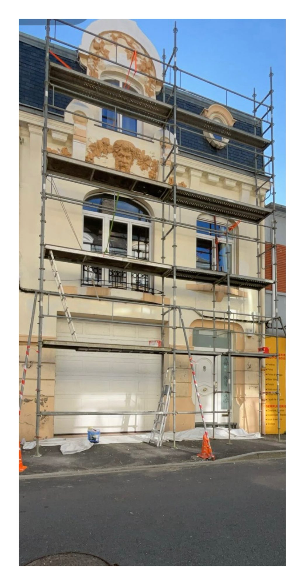 Façade ancienne sous échafaudage avant rénovation