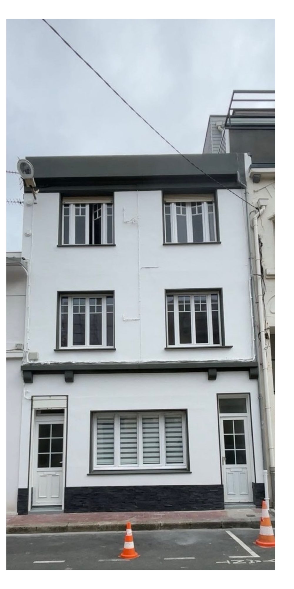 Façade d'immeuble ravalée en blanc
