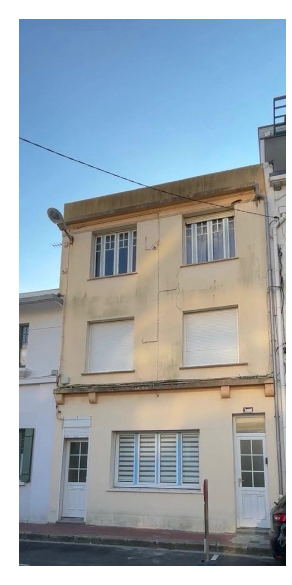 Façade d'immeuble encrassée avant ravalement
