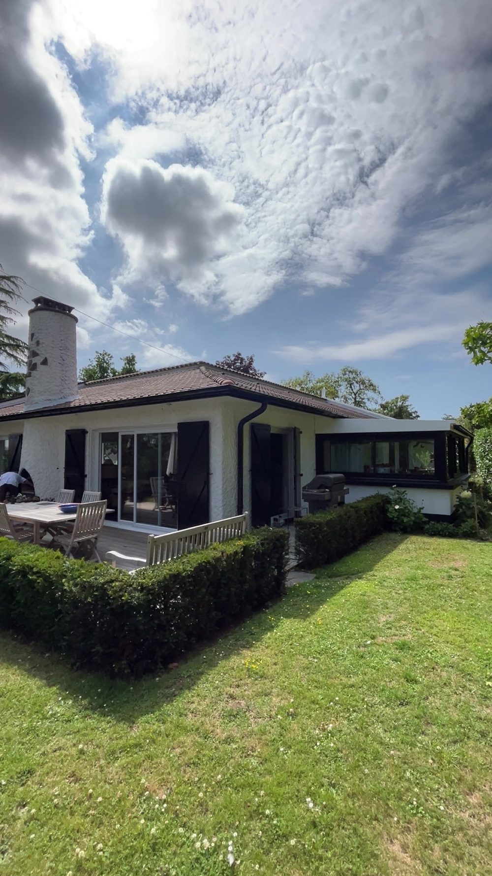 Maison de campagne avec jardin, façade blanche