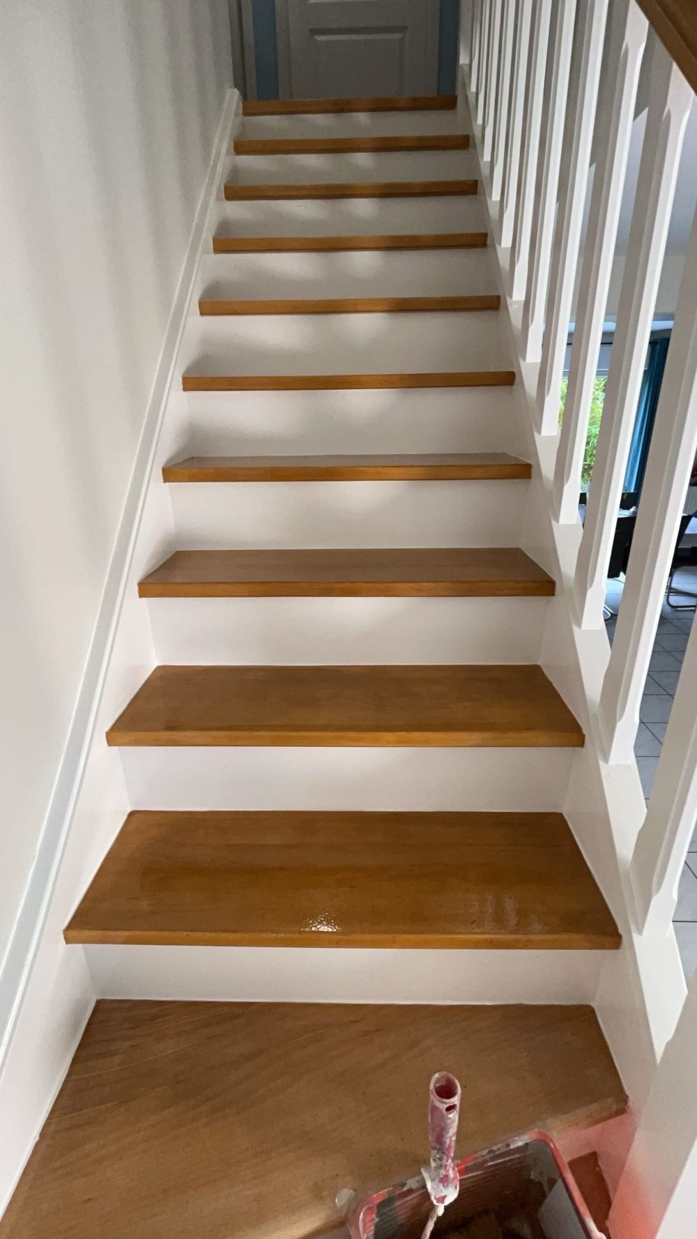 Escalier bois et blanc remis en peinture