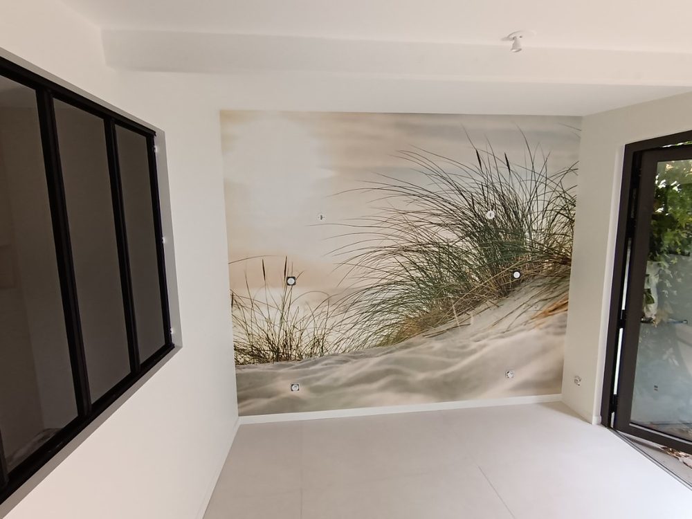 Pièce à vivre repeinte avec parquet clair