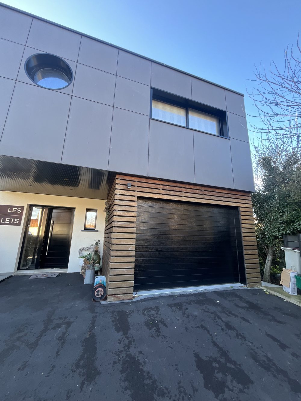 Maison contemporaine avec bardage bois repeint