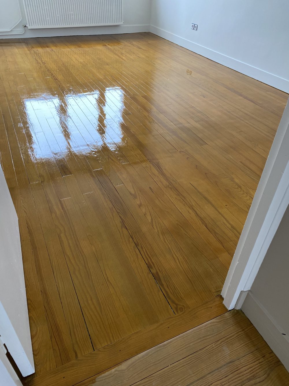 Parquet en bois clair posé et vitrifié