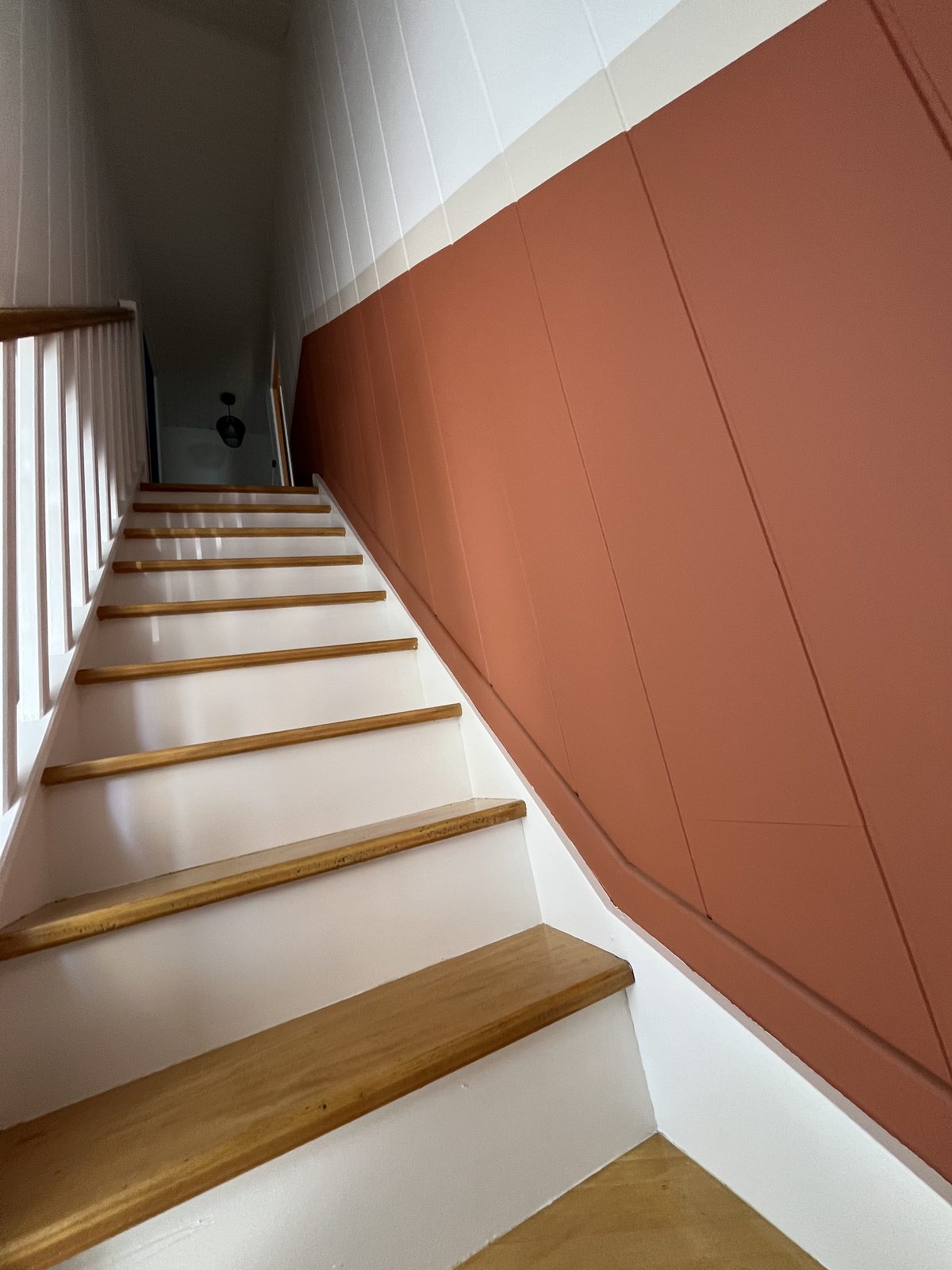 Escalier et mur décoratif repeints à l'intérieur d'une maison